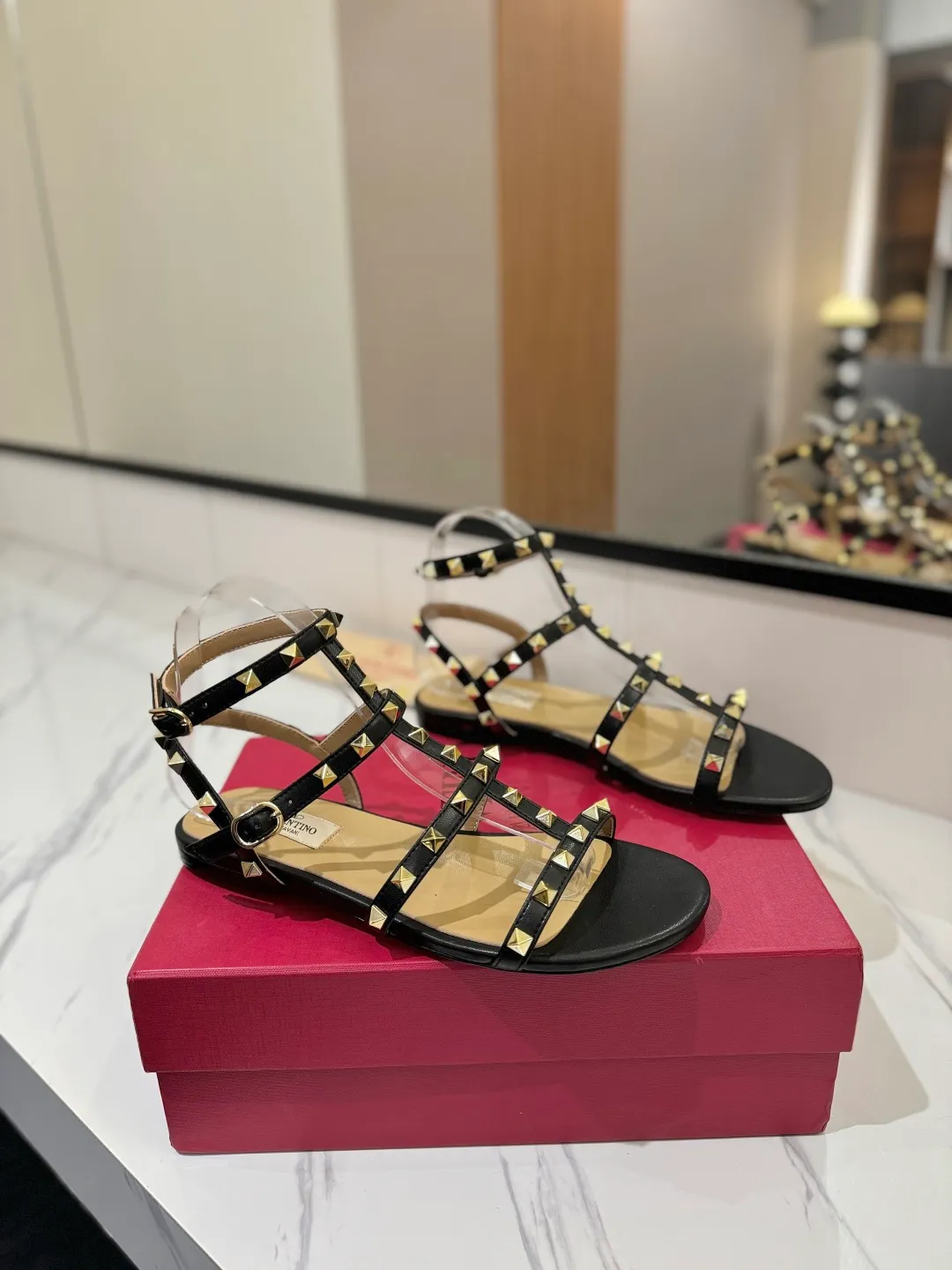 👟👟Ex-factory price 520👟👟 Valentino/Valentino rivet VT classic ankle-wrap rivet sandals, timeless 🆕 deeply rooted in people's hearts❤️A must-have item that never goes out of style🫰top replica! The side curves are perfect, the original molded custom-made rust-free rivets, and the textured hardware bring out a full sense of high-end, giving you a genuine foot feel! The first choice for high-end customers❤️ [Material] Upper: Original imported customized cowhide Inner lining: Original imported goatskin Outsole: Imported pearlescent leather outsole Code number: 35-39 [34, 40, 41, 42 are custom-made and cannot be returned or exchanged]